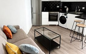 Modern City Centre Two Bedroom Windsor Apartment - Grand Central House